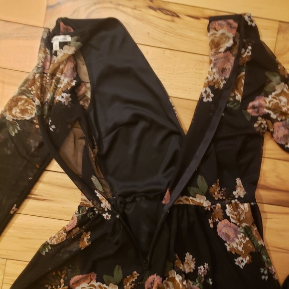 Charlotte Russe Small Black with flowers print Long Sleeve Short Romper - Picture 7 of 9
